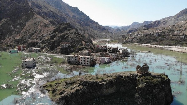 Terk edilen binalar Yusufeli'nin baraj sularıyla doldu .