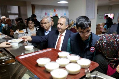 Baskan Yalçin Ve Kaymakam Dönmez Depremzedelerle Iftar Sofrasinda