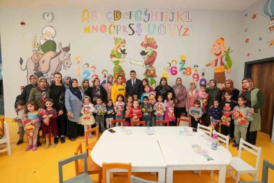 Fadiloglu, Minik Ögrencilere Masal Okudu