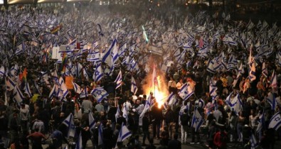 İsrail Başbakanı Netanyahu'dan geri adım: Protestolara neden olan yargı düzenlemesi ertelendi