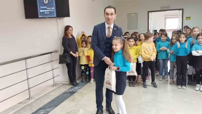 Kütüphaneler Haftasinda Çok Metaryal Alan Ögrencilere Ödül Verildi