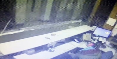 Zihinsel Engelli Kadinin Isyerinden Hirsizlik Ani Kamerada