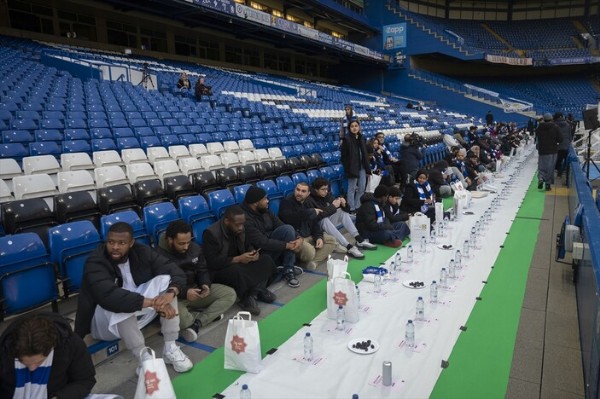 İngiltere'de bir ilk! Chelsea kulübü stadında iftar yemeği verdi