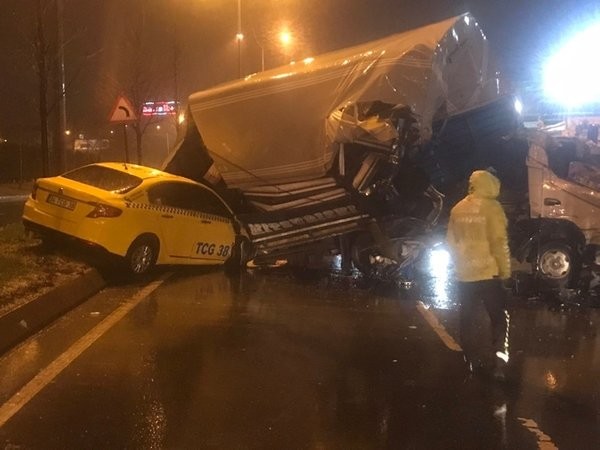 İstanbul'da feci kaza! Kamyona çarpan kamyonet taksiyi altına aldı .