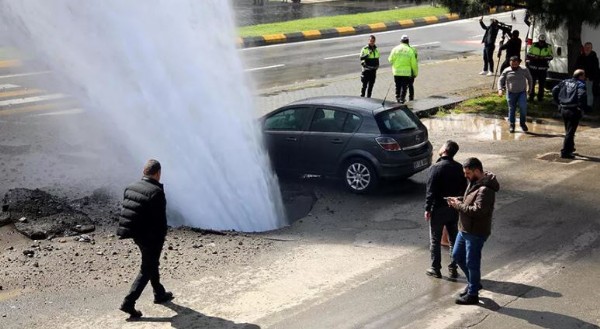 Trabzon'da su borusu patladı, ortalık savaş alanına döndü!