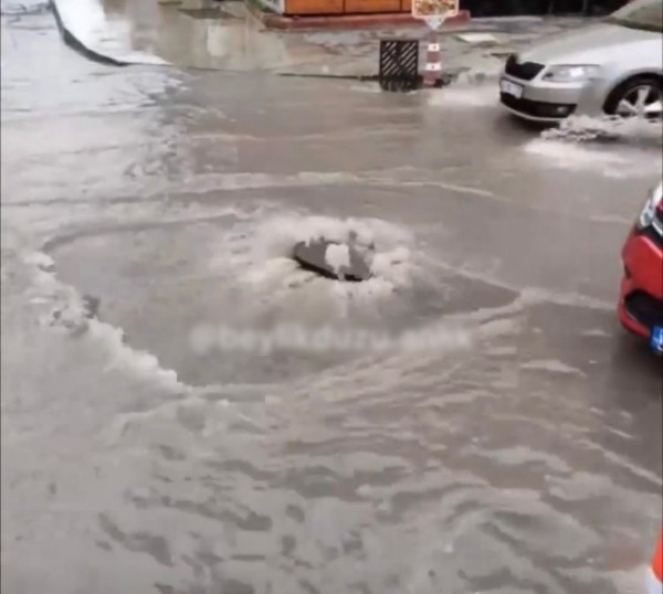 İstanbul Beylikdüzü'nde yollar göle döndü!