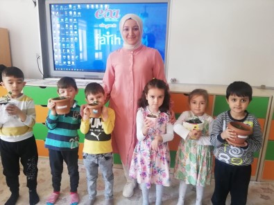 Anasinifinda Saksiya Çiçek Dikim Etkinligi