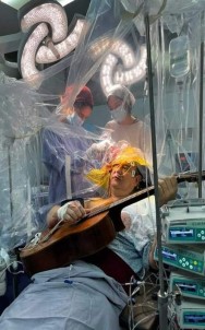 Beyin Ameliyati Olurken 4 Saat Boyunca Gitar Çaldi
