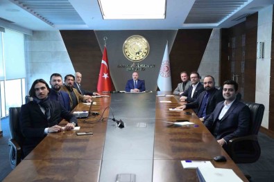 Bu Elektrikli Otomobili 16 Yasindaki Gençler Kullanabilecek...