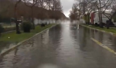 İstanbul Beylikdüzü'nde yollar göle döndü!