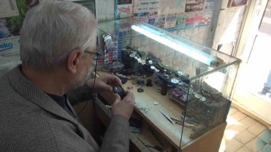 Kirikkale'de 3 Metrekarelik Dükkaninda Yarim Asirdir Zamani Ayarliyor