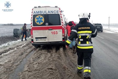 Ukrayna'da Yolcu Otobüsü Sarampole Yuvarlandi Açiklamasi 18 Yarali