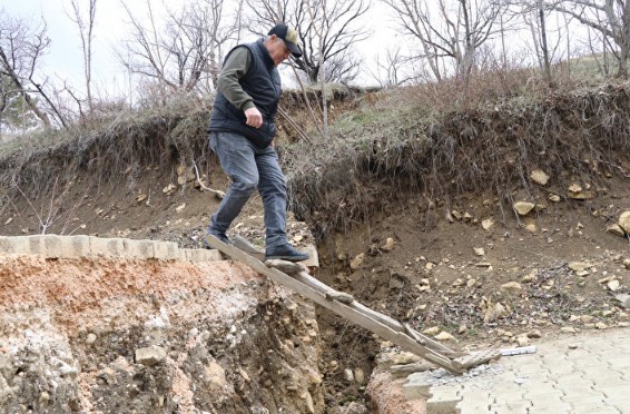 Kahramanmaraş'ta 1,5 metre çöken yol mahalleyi ikiye ayırdı