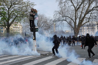 Fransız polisi göstericileri copladı! Görüntüler infiale sebep oldu Haberi