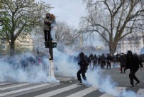 FRANSA - Fransız polisi göstericileri copladı! Görüntüler infiale sebep oldu