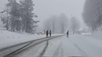 Kocayayla Geçidi, Yogun Kar Yagisi Nedeniyle Agir Vasitalara Geçit Vermedi