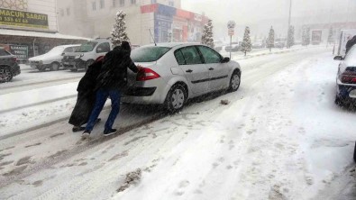 Yozgat'ta Yogun Kar Yagisi Sürücülere Zor Anlar Yasatti