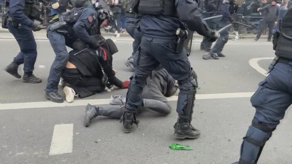 Fransız polisi göstericileri copladı! Görüntüler infiale sebep oldu