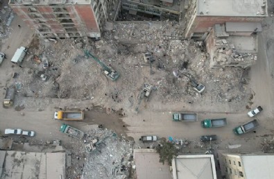 Depremin merkezi Kahramanmaraş'ta yıkılan binaların enkazı kaldırılıyor