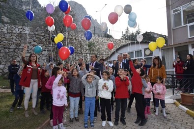 Depremzede Çocuklar 'Tek Katli Ev' Dileyerek Balonlari Gökyüzüne Saldi