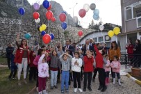 Depremzede Çocuklar 'Tek Katli Ev' Dileyerek Balonlari Gökyüzüne Saldi Haberi