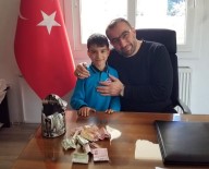 Ilkokul Ögrencisi Kumbarasindaki Parayi Depremzedeler Için Bagisladi