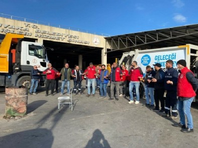 CHP'li Karşıyaka Belediyesi işçileri, maaşlarını alamayınca iş bıraktı! Sokaklar çöple doldu Haberi