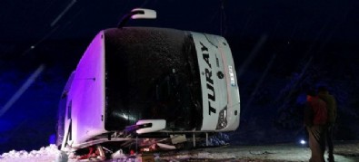 Erzincan'da yolcu otobüsü devrildi! 2 kişi öldü, 21 kişi yaralandı