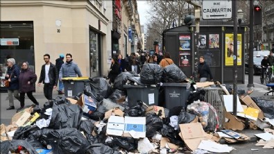 Fransa'daki çöp dağları sosyal medyada alay konusu oldu Haberi