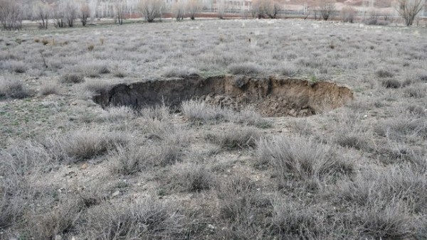 Yer Sivas: Depremler sonrası oluşan obruk böyle görüntülendi