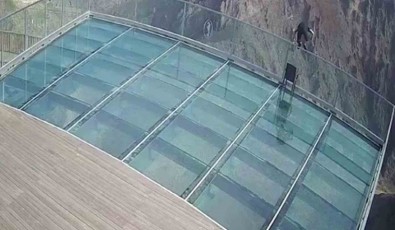 243 Metre Yükseklikten Kendini Kayaliklara Birakti, O Anlar Kameraya Yansidi