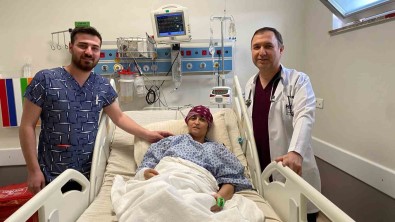 Enkazdan Çikartilan Depremzede 54 Günlük Yasam Mücadelesini Kazandi