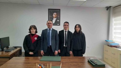 Fizik Alaninda Hazirladiklari Proje Ile Bölge Finallerine Katilmaya Hak Kazandilar