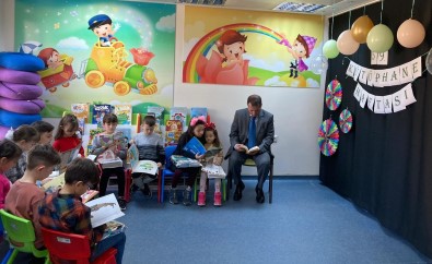 Kaymakam Gürdal Ögrencilerle Kitap Okudu