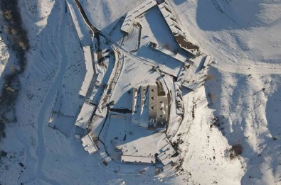 Sehirden Uzak Daglarin Arasinda Bir Müze