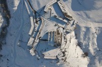 Sehirden Uzak Daglarin Arasinda Bir Müze