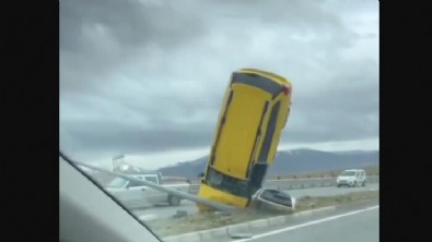 Van'da garip kaza: Elektrik direğine çarpan araç dik şekilde kaldı