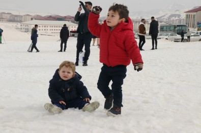 Depremzede Çocuklar Bitlis'te Kar Keyfi Yasadi