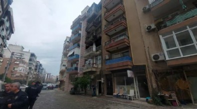 İzmir'de korkutan yangın! Dumandan etkilenen baba ve 2 kızı hastaneye kaldırıldı