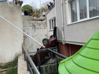 Sinop'ta Otomobilin Apartman Bosluguna Düsme Ani Kamerada