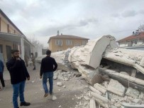 Depremde Hasar Gören Caminin Minaresi Kontrollü Sekilde Yikildi Haberi