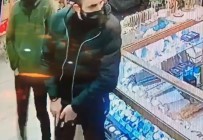 Kendilerini Polis Olarak Tanitan Soyguncular Dükkandan 7 Bin Ve 500 Dolari Çaldi