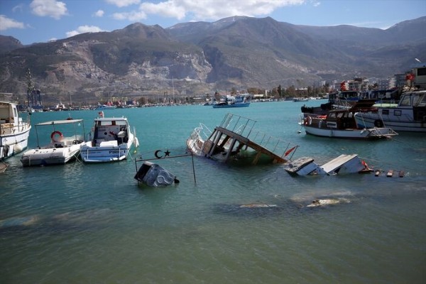 Depremin vurduğu İskenderun'da lodosun ardından balıkçı tekneleri battı