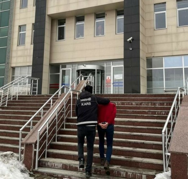 Kars'ta İranlı yolcunun makatından uyuşturucu çıktı