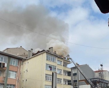 Küçükçekmece'de, Bir Evin Çatisinda Yangin Çikti