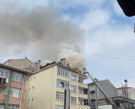 Küçükçekmece'de, Bir Evin Çatisinda Yangin Çikti