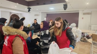 Okulu Yikildi Sandi, Aglayarak Kumbarasini Bagisladi