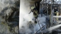  YANGIN - Silivri'de korkutan yangın! İşçilerin konteynerı yandı