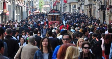Türkiye'nin yeni nüfusu belli oldu: Kadınlar mı daha fazla erkekler mi?