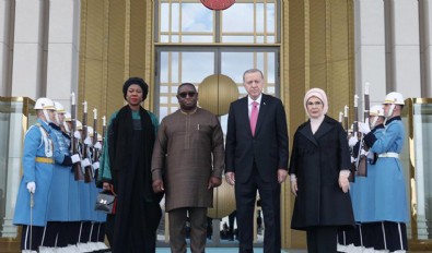 Başkan Erdoğan'dan Külliye'de önemli kabul: Sierra Leone Cumhurbaşkanı Julius Maada Bio ile görüştü .